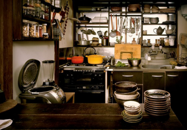 Dapur dengan peralatan masak tradisional seperti donabe dan mushiki